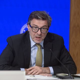 S&amp;P conferma per l’Italia il rating e aumenta outlook, Giorgetti “Lavoro paga”