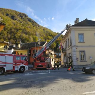 Beura, cade una pioda dal tetto del municipio. Nessuna persona coinvolta