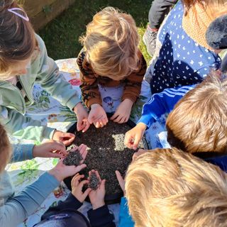 &quot;I colori dei mestieri&quot;: a Crevoladossola la mostra dedicata all'incontro tra bambini e artigiani