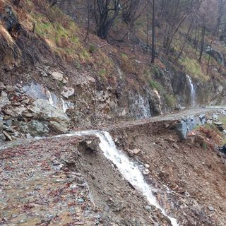 Frane e smottamenti a Montescheno, chiuse strade e sentieri
