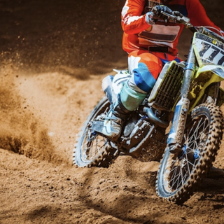 Motocross abusivo nel cantiere della Pedemontana: 14 giovani denunciati, c'è anche un domese