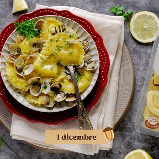 Sotto la prima casellina c'è la ricetta dei Granpanzerotti Gamberi e polpa di Granchio con vongole e salsa al limone. In coda all'articolo, il calendario dell'Avvento 2021 e tre scatti delle tre generazioni della &quot;famiglia Scoiattolo&quot;