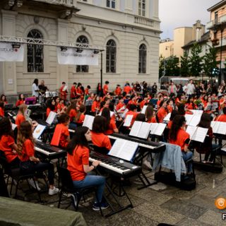 Le musiche e i canti degli alunni delle Floreanini animano il centro domese FOTO E VIDEO