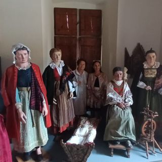 Presentati i restauri dei manichini con i costumi ossolani