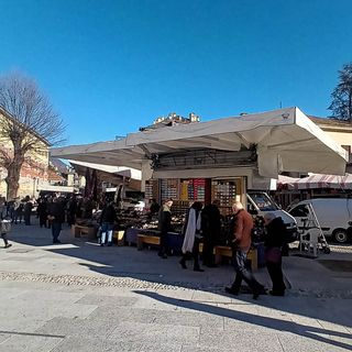 Ambulanti soddisfatti per il ritorno in via Rosmini FOTO e VIDEO