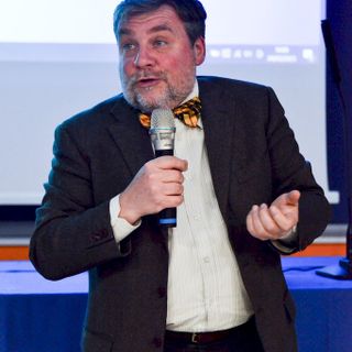 Casa don Gianni gremita per il convegno di Luca Mercalli