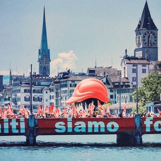 Frontalieri in assemblea prima della manifestazione di Losanna in difesa del contratto degli edili