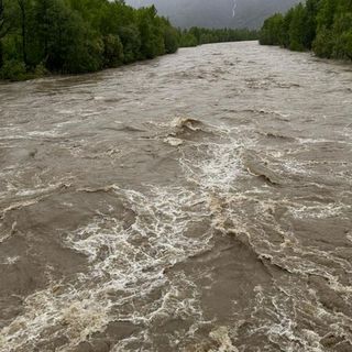 Il Toce in piena; nel riquadro Marco Cattin