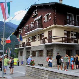 Bucate le gomme di due automezzi a Bannio Anzino