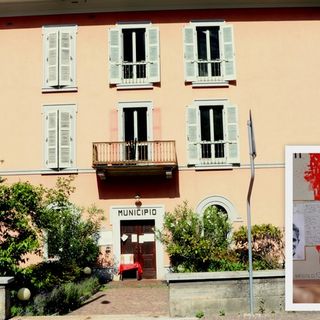 Il municipio di Pieve Vergonte e il sindaco Maria Grazia Medali