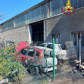Incendio a Crevoladossola, coinvolte due auto: indagini in corso per accertare le cause del rogo