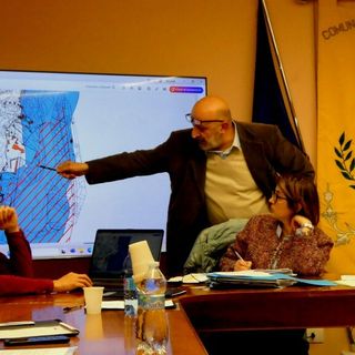 Il sindaco Giorgio Ferroni indica sullo schermo le zone vincolate dalle Zps