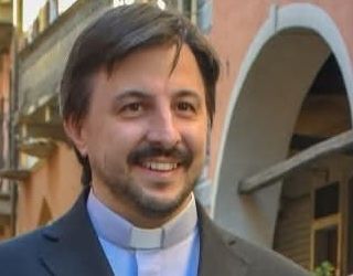 “Educare alla luce in un tempo che ama travestirsi di tenebra”: la riflessione di don Nicola Salsa su Halloween