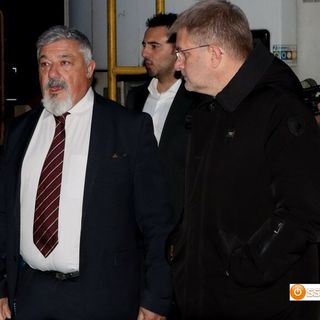 Curzio Boaretto (a sinistra) con l'europarlamentare Carlo Fidanza allo scalo di Domo 2