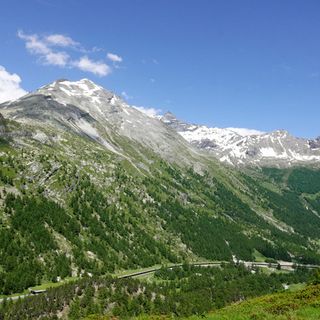La montagna che sovrasta la galleria Engi, sulla A9