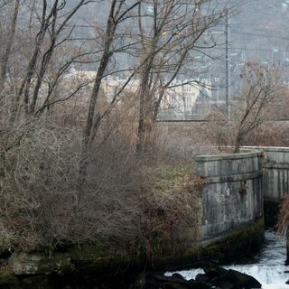 Un tratto del canale che corre a Palllanzeo