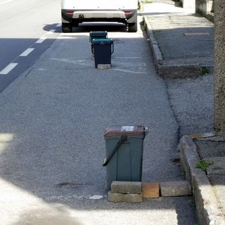 Da due anni alcuni bidoncini occupano gli stalli di sosta in via Bianchi