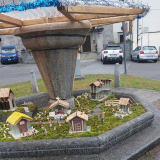 Uno dei nuovi presepi di questa edizione 2025, preperato davanti alla chiesa parrocchiale di Crodo