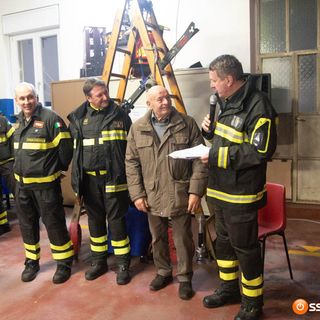Giulio Contardi  (secondo da destra) tra i colleghi vigili del fuoco