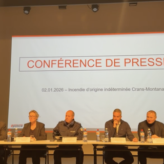 Crans Montana, 40 vittime nell’incendio: identificazione al centro delle indagini. Il punto nella conferenza delle autorità vallesane