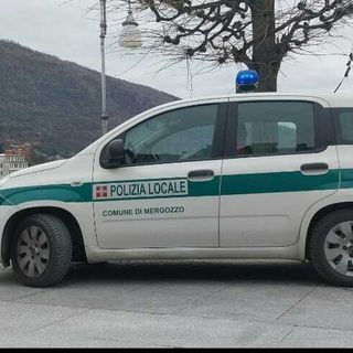 Trenta passaggi col rosso e 46 revisioni scadute rilevate nel 2025 dalla polizia locale di Mergozzo
