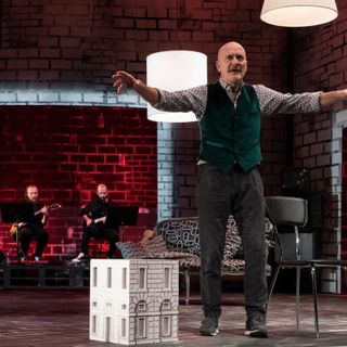 Claudio Bisio protagonista al teatro La Fabbrica con "La mia vita raccontata male"