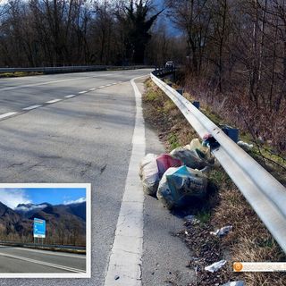 Rifiuti abbandonati sulla statale 33 tra Domodossola e Villadossola