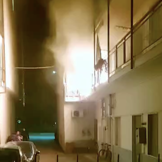 Fiamme all’alba in una palazzina di Domodossola VIDEO