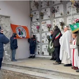 Scoperta la targa Aib al cimitero di Crosiggia