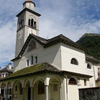 Foto: la chiesa di Anzino, l'ambasciatore Michele Quaroni e Patrik Zaki