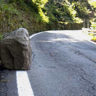 Ancora sulla strada il masso caduto 10 giorni fa ad Anzino