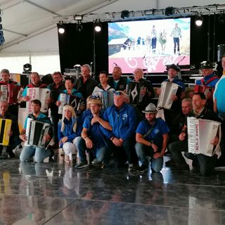 Fisarmonicisti ossolani all'Alpen Fest: da spettatori a protagonisti con le loro fisarmoniche