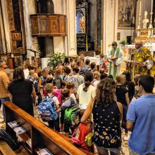 In Collegiata la benedizione degli zainetti degli alunni domesi