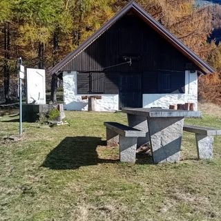 Il bivacco realizzato 40 anni fa all'alpe Pozzolo, tra Beura e Trontano