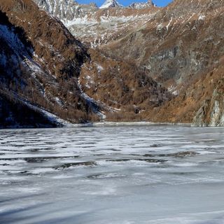 Foto: inizio d'anno con il lago ghiacciato alla diga di Cheggio, in alta valle Antrona