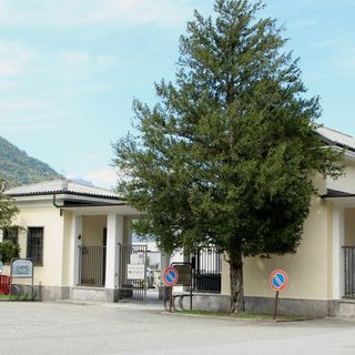 Estrae il coltello e si ferisce da solo