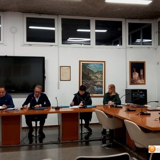 Foto: il consiglio comunale  con i banchi della minoranza vuoti