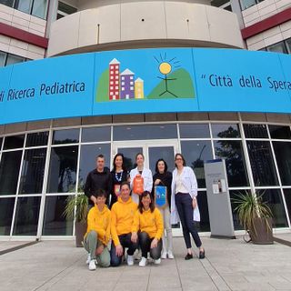 Matibellula e il Cantante della Solidarietà donano un defibrillatore alla città della Speranza di Padova
