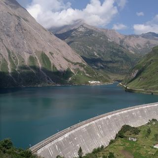 La diga di Morasco e nel riquadro il sindaco Bruna Papa