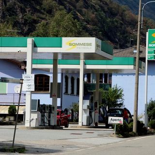 Benzina a 2,7 in autostrada. In Ossola e oltre confine resta sotto i 2 euro