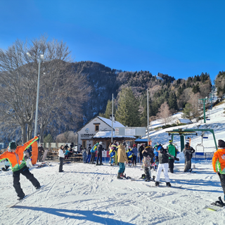 Neve e spettacolo a Domobianca365: il comprensorio apre al completo Neve e spettacolo a Domobianca365: il comprensorio apre al completo