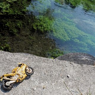 Microplastiche e rifiuti abbandonati non risparmiano neanche i corsi d’acqua