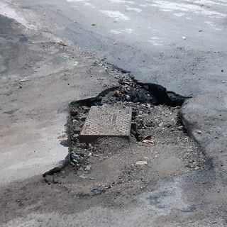 Strade dissestate con la posa della fibra