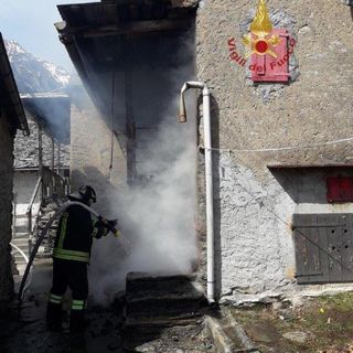 Incendio a Varzo nella frazione di Maulone