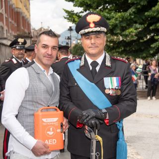 Un defibrillatore di ultima generazione dal Cantante della Solidarietà al Comando dei carabinieri