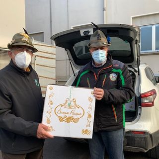 Le penne nere vigezzine donano uova di Pasqua ai sanitari del San Biagio e alle associazioni della valle Le penne nere vigezzine donano uova di Pasqua ai sanitari del San Biagio e alle associazioni della valle