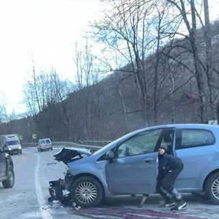 Schianto sulla 337 prima di Druogno: un'auto distrutta, ma nessuno è rimasto ferito