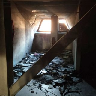 Notte di paura in via Monte Grappa: porte danneggiate e il sottotetto di un palazzo dato alle fiamme