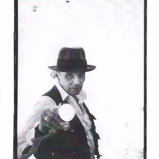 La foto di Joseph Beuys, ritratto da Michele Bonuomo, esposta da Sali &amp; Pistacchi