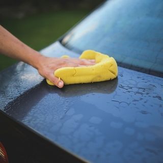 Più pulite senza acqua: le aziende preferiscono il lavaggio a secco per le proprie flotte